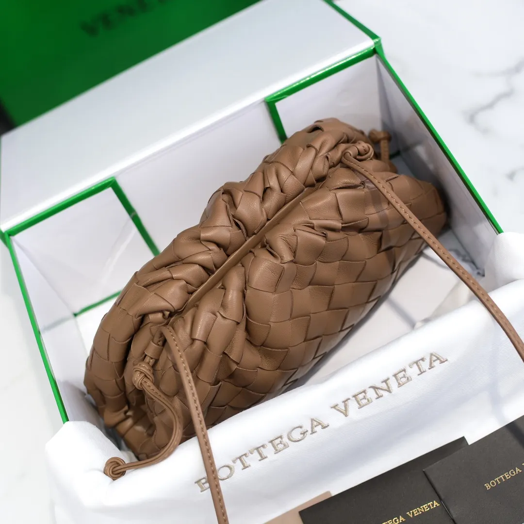 BV cloud bag is in stock, coarse weave, large plaid weave, the pouch cloud bag. Needless to say, this year's most popular bag is not without its reason. The minimalist and slightly wrinkled design is both advanced and a bit lazy. After the new designer came, he directly changed it to a large weave and became super young. It also has a touch of fashion. You must buy it. This year's must-have bag. Size: 22×12×7cm. Real shot ❤️